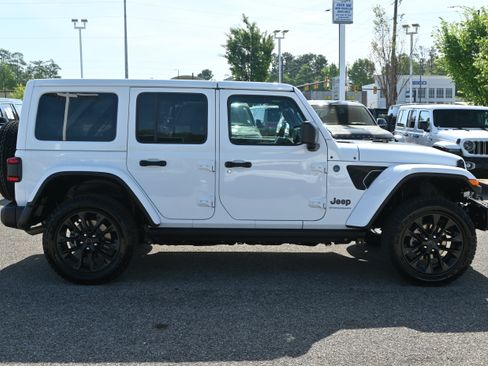 Used 2025 Jeep Wrangler Unlimited Sahara AWD/4WD image 16