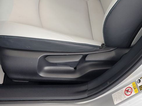 Used 2021 Toyota Prius XLE AWD/4WD image 14
