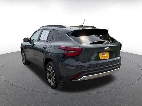 Used 2025 Chevrolet Trax LT w/ LT Convenience Package FWD image 11