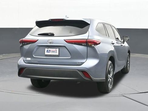 Used 2021 Toyota Highlander XLE FWD image 12