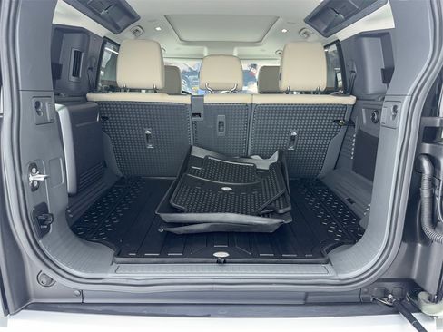 Used 2022 Land Rover Defender 110 SE image 13
