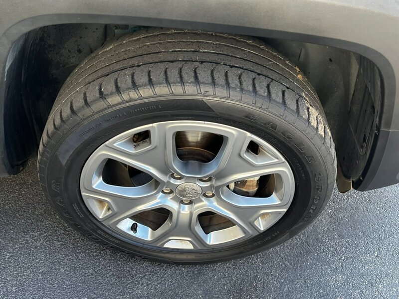 Used 2019 Jeep Renegade Latitude w/ Safety & Security Group II AWD/4WD image 9