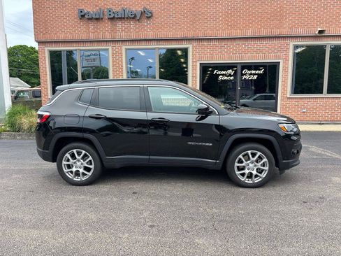 Used 2024 Jeep Compass Latitude w/ Sun and Sound Group AWD/4WD image 32