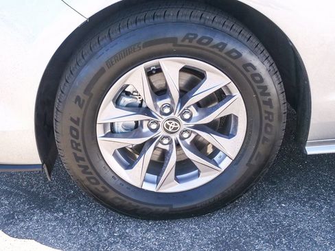 Used 2022 Toyota Sienna LE image 5