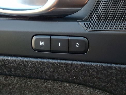 Certified 2025 Volvo XC40 B5 Core image 27