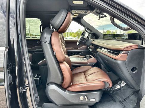 Used 2025 Lincoln Navigator Reserve AWD/4WD image 9