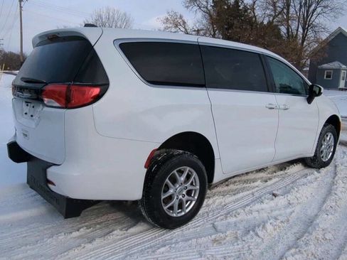 Used 2022 Chrysler Voyager LX image 5