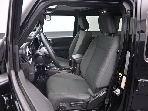 Used 2025 Jeep Wrangler Unlimited Sahara AWD/4WD image 20