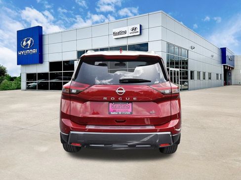 Used 2025 Nissan Rogue SL w/ SL Premium Package FWD image 6