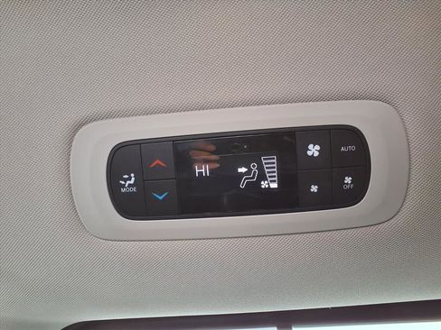 Used 2022 Chrysler Pacifica Touring-L image 28