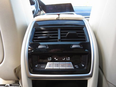 Used 2022 BMW X7 xDrive40i w/ Premium Package image 26