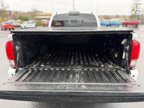 Used 2018 Toyota Tacoma TRD Off-Road w/ Technology Package image 14