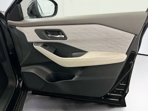 Used 2023 Nissan Rogue SV image 32