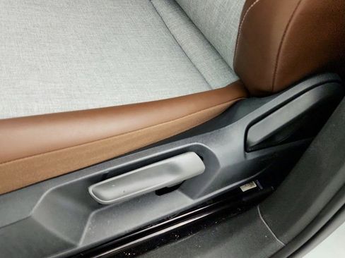 Used 2024 Volkswagen ID.4 2WD image 11