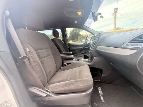 Used 2016 Dodge Grand Caravan SXT w/ UConnect Hands-Free Group FWD image 15