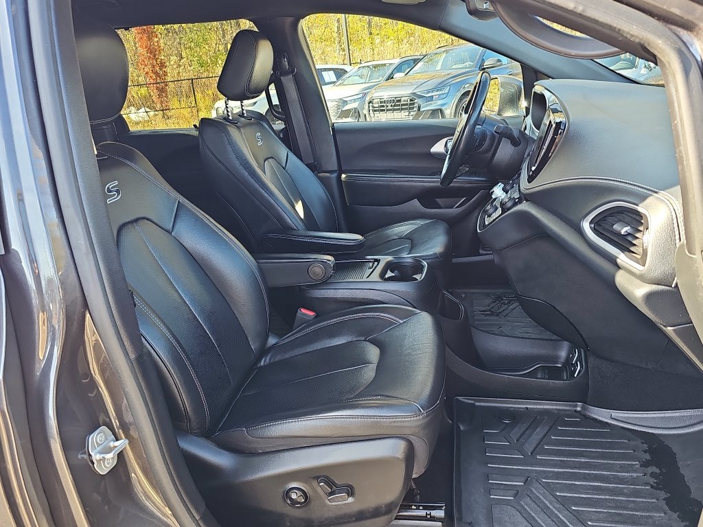 Used 2021 Chrysler Pacifica Touring-L w/ Premium & Safety Sphere Group FWD image 11