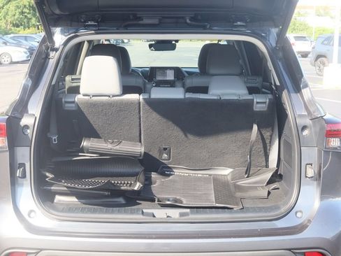 Used 2020 Toyota Highlander XLE AWD/4WD image 13