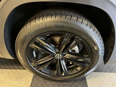 Certified 2022 Volkswagen Atlas SEL R-Line image 10