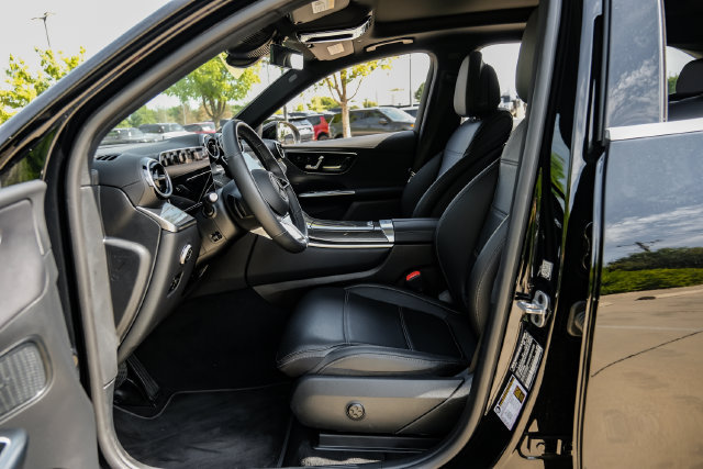 Used 2025 Mercedes-Benz GLC 300 4MATIC image 4