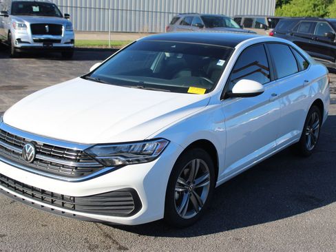 Used 2024 Volkswagen Jetta SE FWD image 2