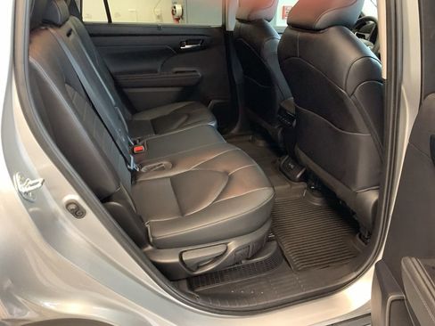 Used 2023 Toyota Highlander XLE AWD/4WD image 17
