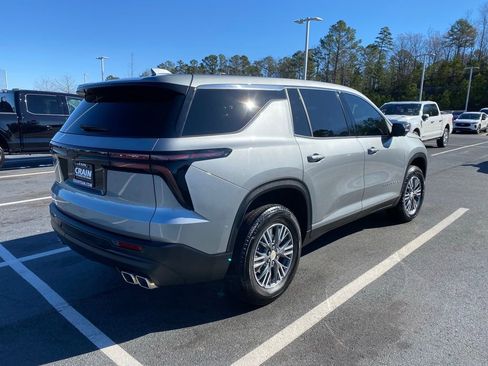 Used 2024 Chevrolet Traverse LS image 7