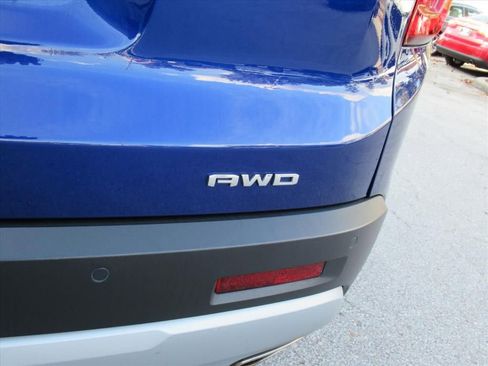 Used 2023 GMC Acadia SLT w/ Preferred Package image 8