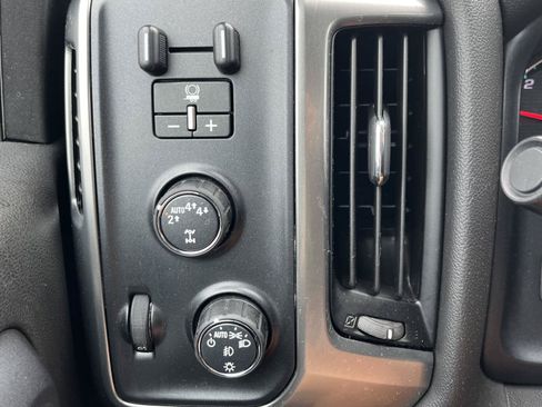 Used 2019 Chevrolet Silverado 1500 LT w/ LPO, Chrome Package AWD/4WD image 8
