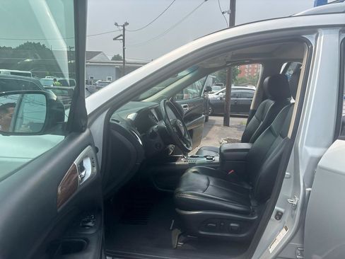 Used 2017 Nissan Pathfinder Platinum w/ Family Entertainment Package AWD/4WD image 14