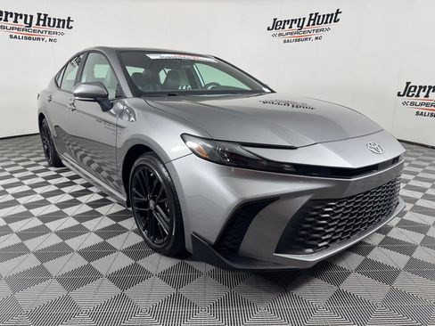 Used 2025 Toyota Camry SE FWD image 5