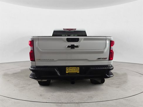 Used 2024 Chevrolet Silverado 2500 ZR2 w/ Technology Package image 4