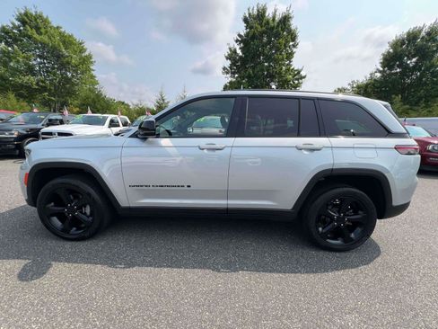Used 2023 Jeep Grand Cherokee Altitude AWD/4WD image 5