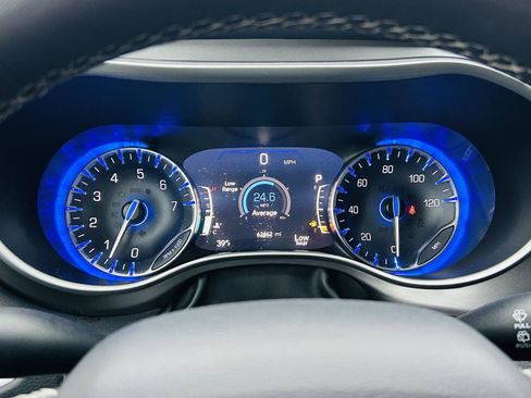 Used 2023 Chrysler Pacifica Touring-L image 19