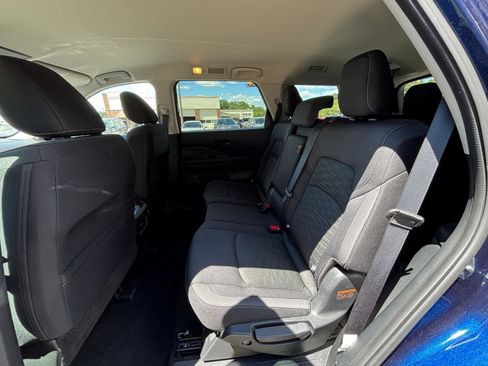 Used 2025 Nissan Pathfinder SV FWD image 28
