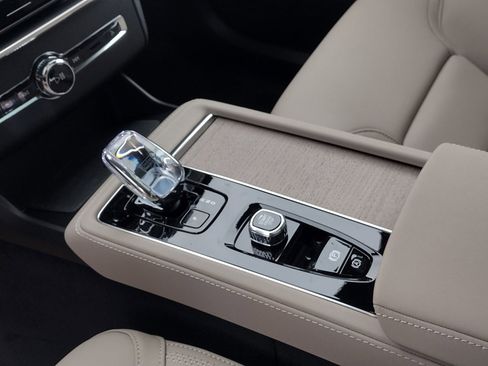 New 2026 Volvo XC90 B6 Plus w/ Protection Package Premier image 18