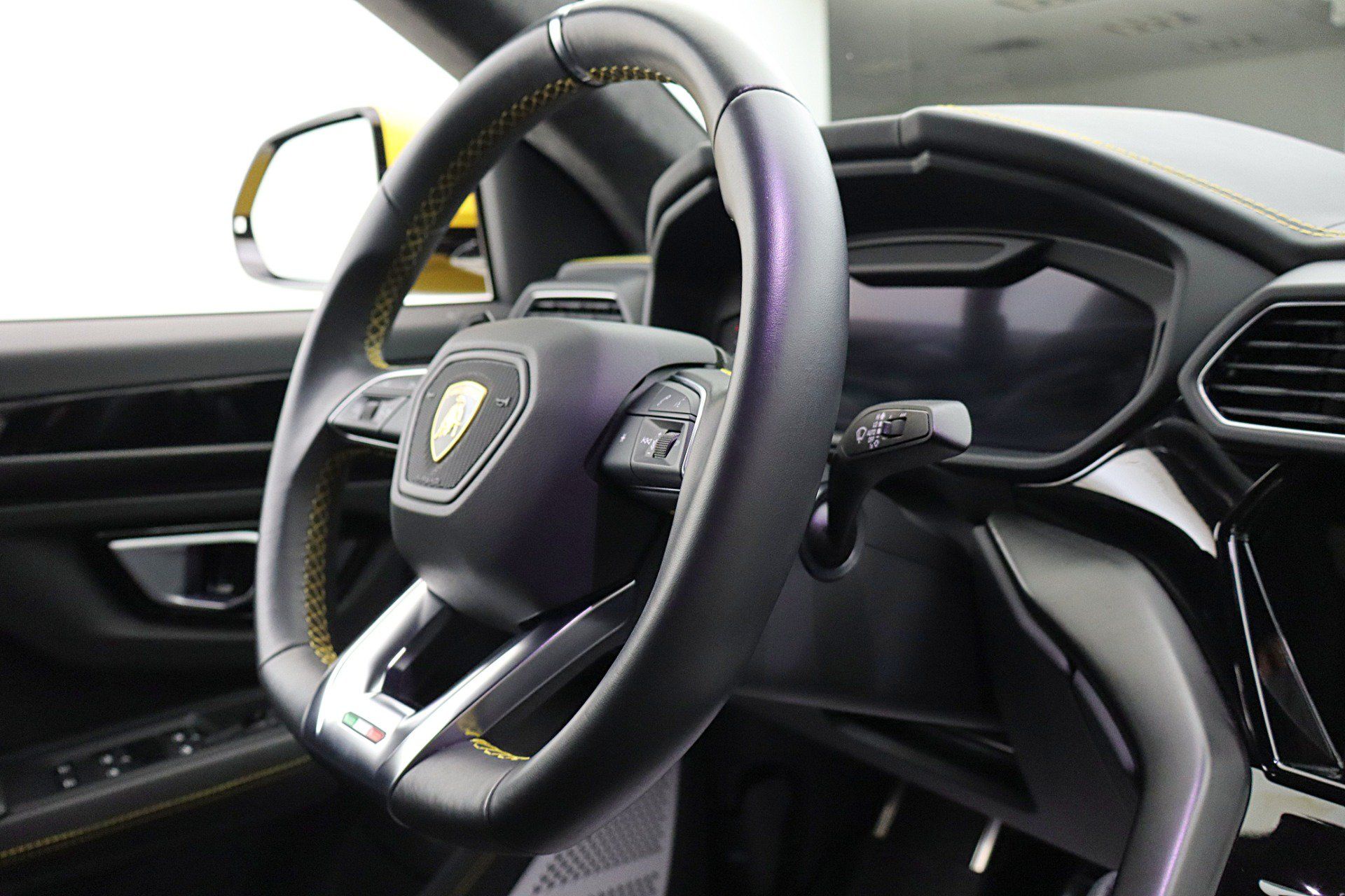 Used 2022 Lamborghini Urus AWD/4WD image 25