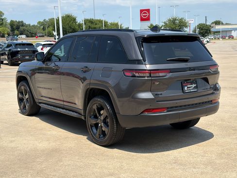 Used 2025 Jeep Grand Cherokee Altitude w/ Trailer Tow Package AWD/4WD image 3