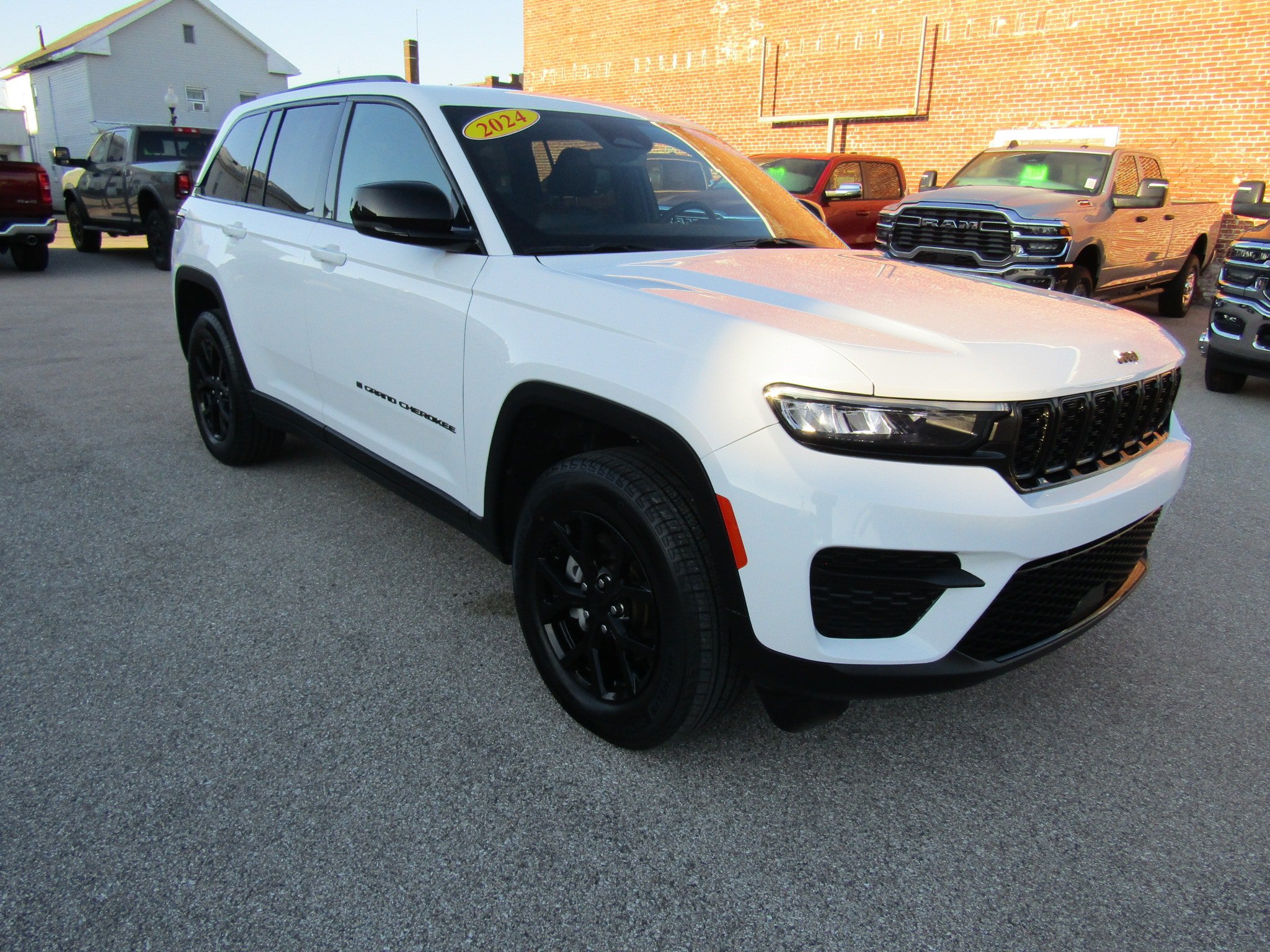 Used 2024 Jeep Grand Cherokee Altitude AWD/4WD image 1