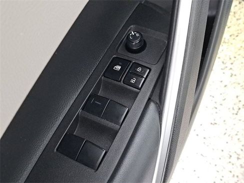 Used 2022 Toyota Corolla Cross L image 22