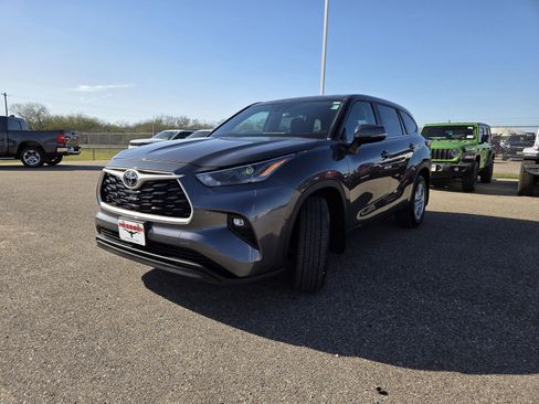 Used 2023 Toyota Highlander LE FWD image 3