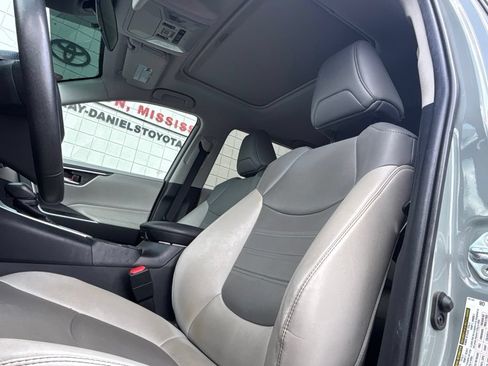 Used 2021 Toyota RAV4 XLE Premium FWD image 8