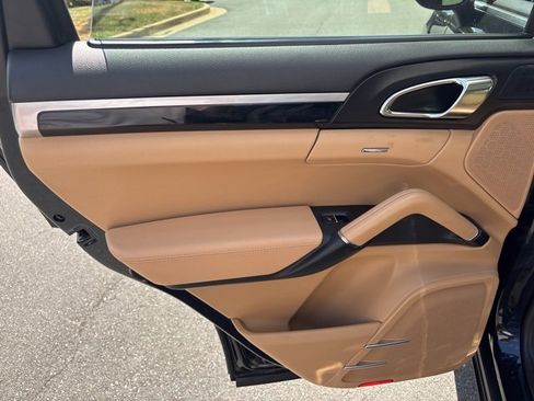 Used 2016 Porsche Cayenne S image 33