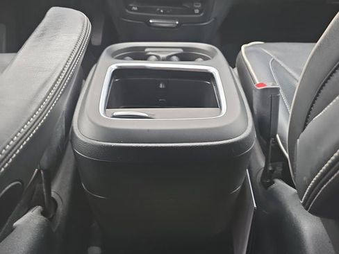 Used 2018 Chrysler Pacifica Limited w/ S Appearance Package FWD image 17