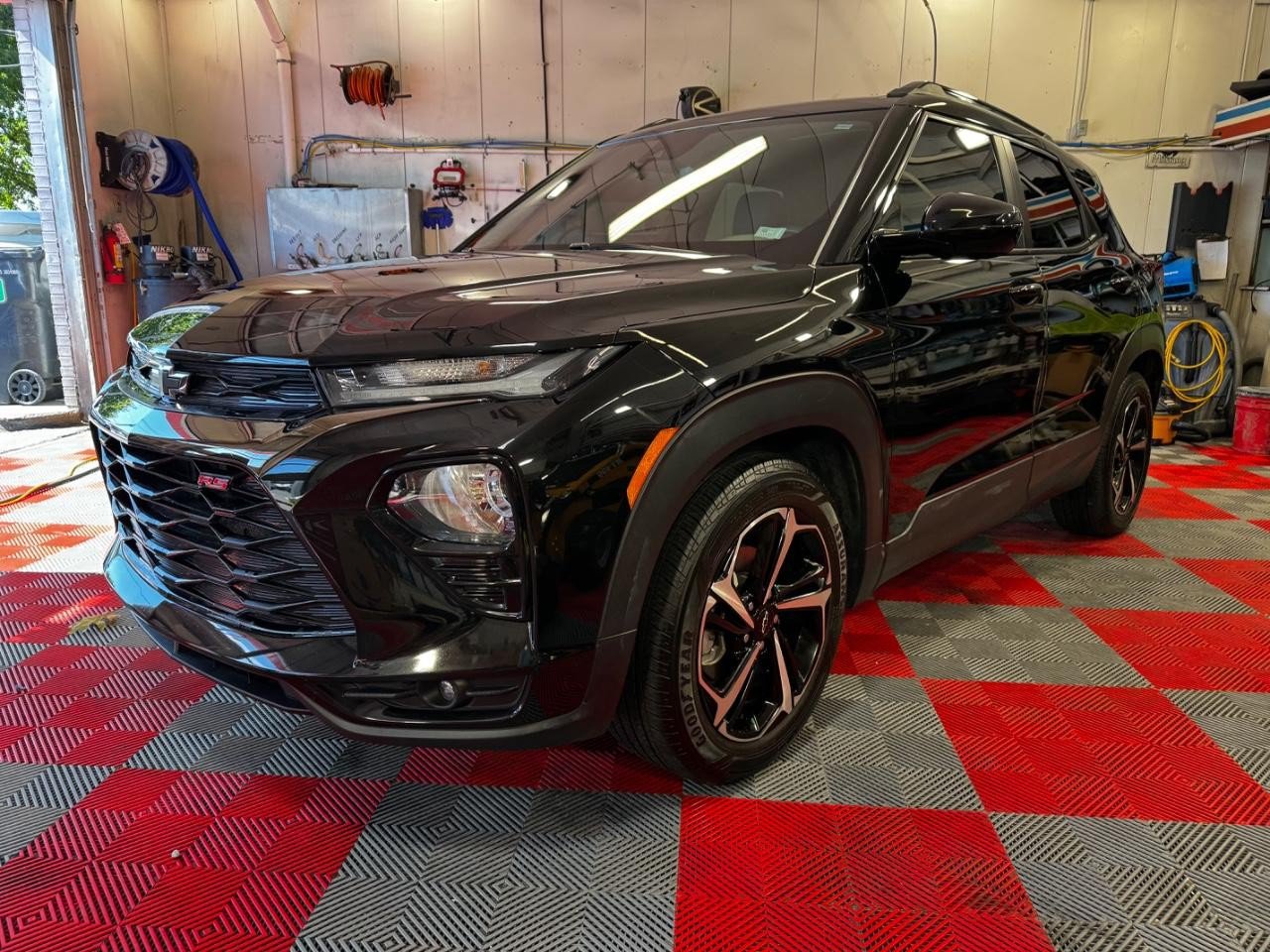 Used 2021 Chevrolet TrailBlazer RS w/ Sun and Liftgate Package FWD image 3