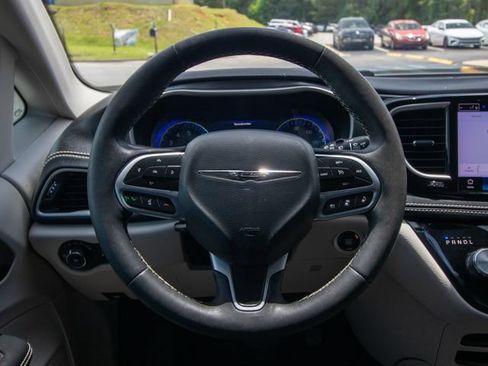 Used 2023 Chrysler Pacifica Touring-L FWD image 25
