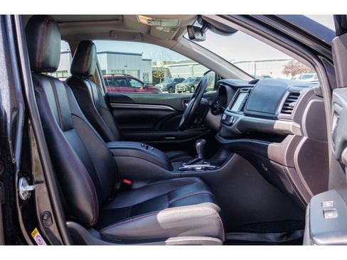 Used 2019 Toyota Highlander SE w/ Nightshade Edition AWD/4WD image 11