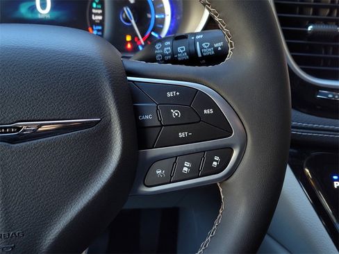 Used 2022 Chrysler Pacifica Limited image 24