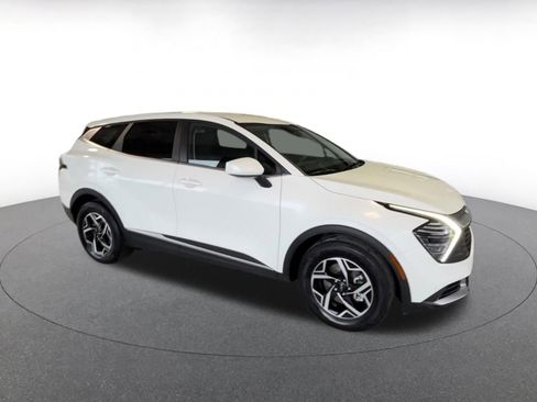 Used 2025 Kia Sportage LX image 2