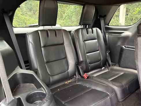 Used 2018 Ford Explorer XLT w/ Equipment Group 202A AWD/4WD image 29