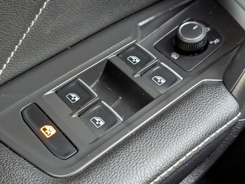 Used 2023 Volkswagen Tiguan SE R-Line image 22